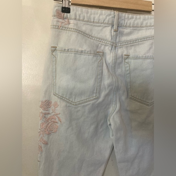 Kendall & Kylie roses embroidered jeans light wash distressed size 25 - Picture 6 of 11